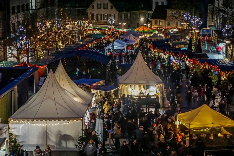 Der festliche dekorierte Marktplatz und das Planiedreieck boten Platz für über 60 Aussteller, die neben genussvollen Leckereien auch allerlei Kunsthandwerk anboten.     Bild: Dettenmeyer