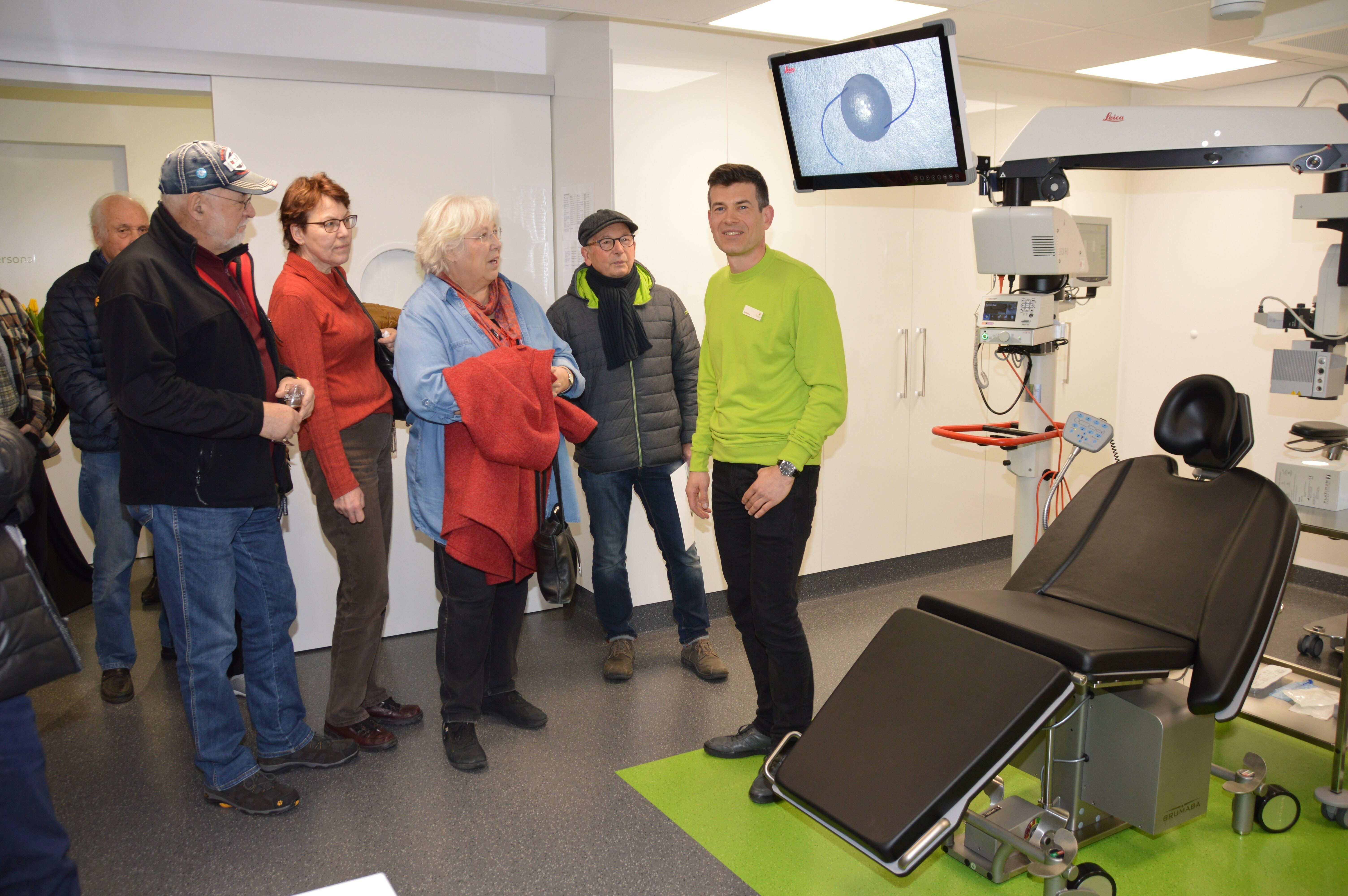 Großer Andrang beim Tag der offenen Tür am Samstag in der Augentagesklinik. Dr. Eckert (rechts) erklärt den OP-Saal.  Bild: Reichert