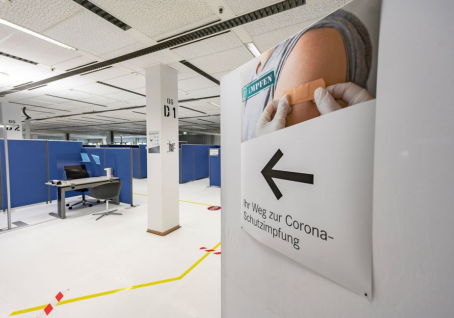 Impfkampagne bei Daimler: Die Impfzentren und Impfstraßen, wie hier im Mercedes-Werk Sindelfingen, wurden in den letzten Wochen an allen deutschen Standorten aufgebaut und vorbereitet, damit nach Zuteilung des Impfstoffs mit der Impfung gestartet werden kann.  Bild: z MediaPortal Daimler AG