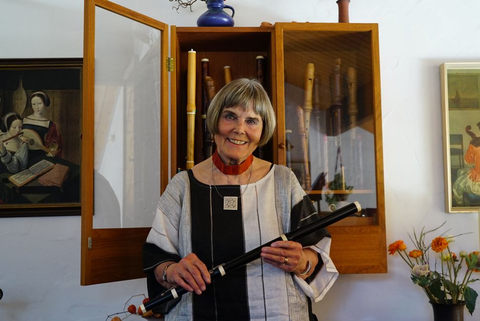 Die einst in Schloss Neuenstein beheimatete Traversflöte spielte eine ganz besondere Rolle in Ulrike Engelkes Musikerinnen-Laufbahn.           Bild: Heiden