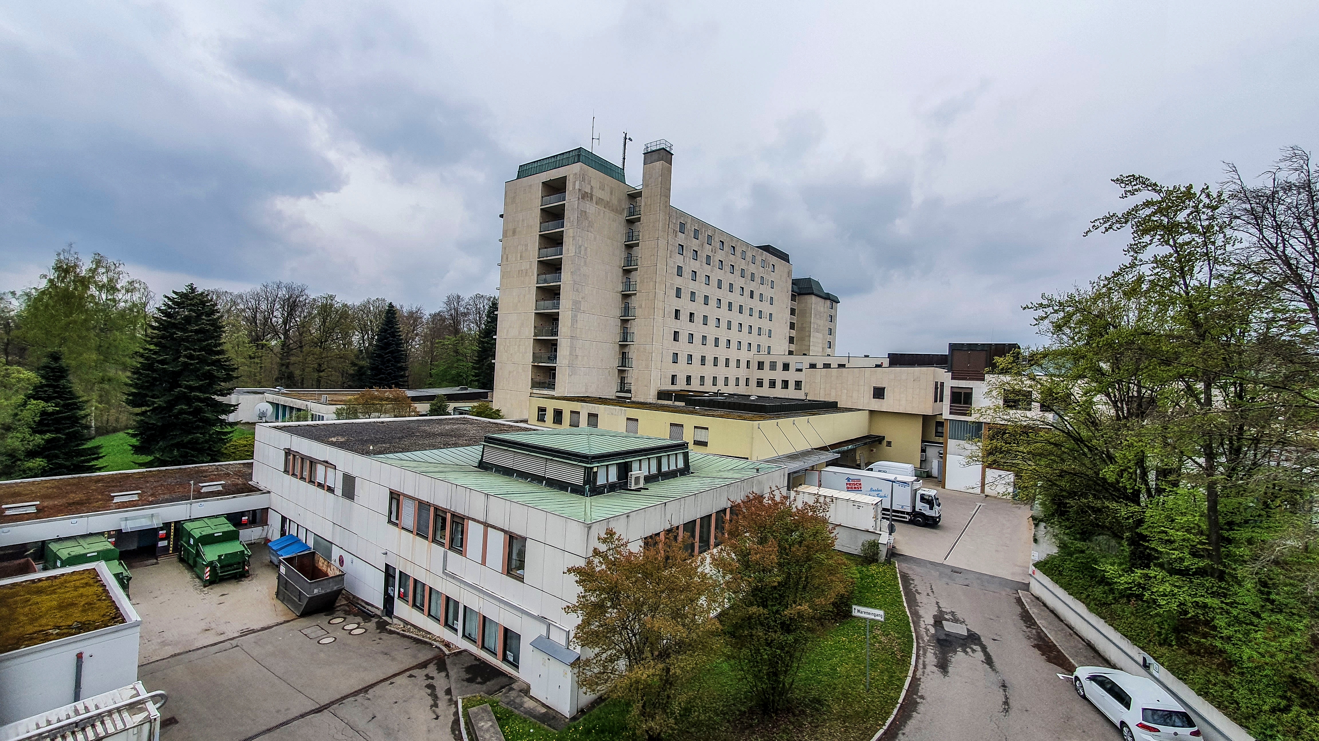 Auch von der Rückseite ist das Sindelfinger Krankenhaus als solches zu erkennen. Auch wenn das Klinikum aufs Flugfeld umzieht, wird sich am Aussehen vermutlich nicht viel ändern. Doch wie die Nutzung des Areals aussehen soll, darüber wird zurzeit debattiert.                Bild: Dettenmeye