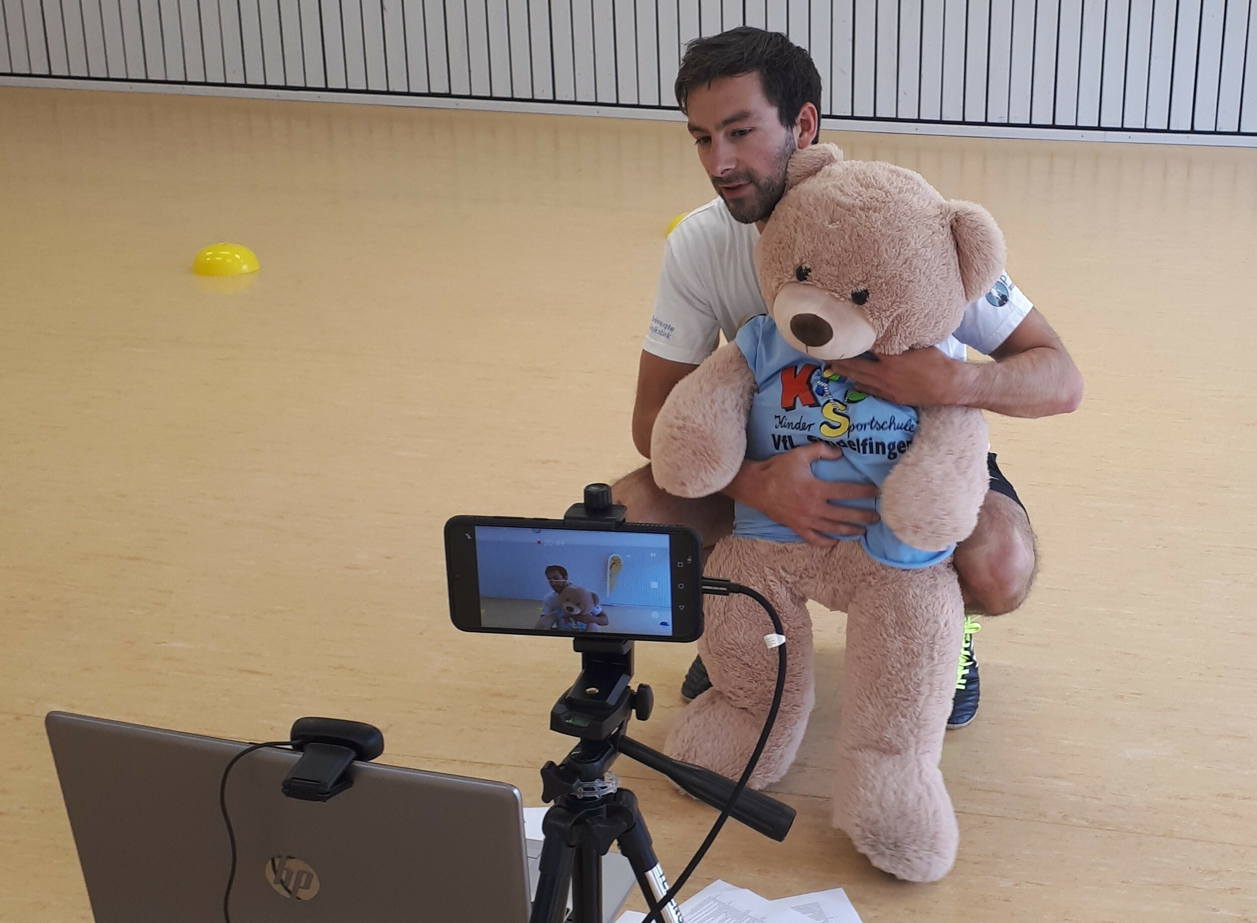 So sah Sport im ersten Lockdown aus: Benjamin Wunsch und Plüschbär Emil begrüßten die Kinder der Kindersportschule des VfL Sindelfingen. Dann geht es los. Bild: z