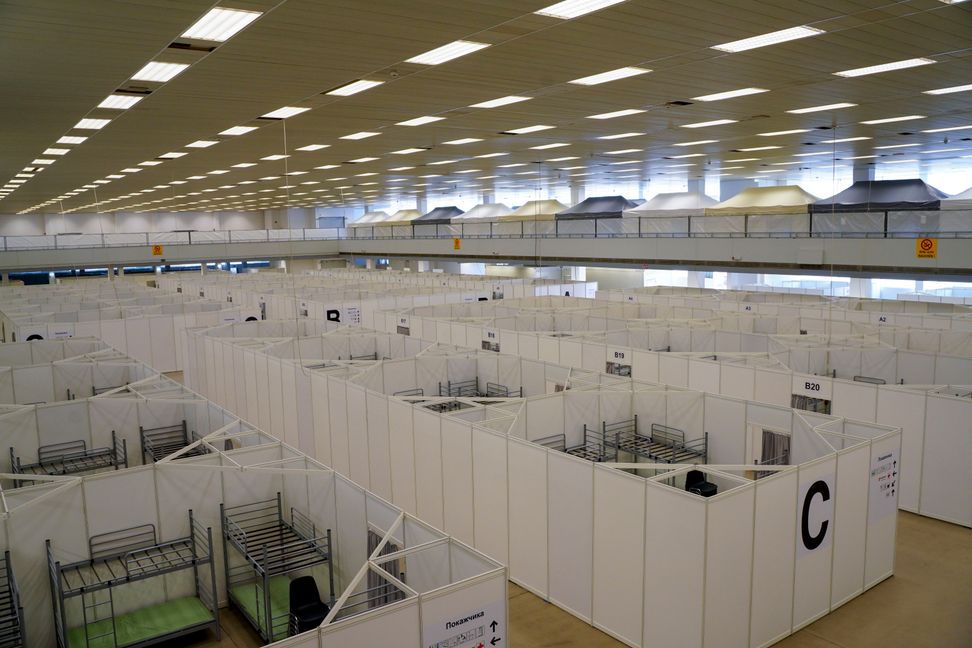 Blick in die zur Flüchtlingsunterkunft umgestaltete Sindelfinger Messehalle: Nach dem Osterwochenende sollen hier bis zu 900 Kriegsflüchtlinge aus der Ukraine untergebracht werden. Bild: Dettenmeyer