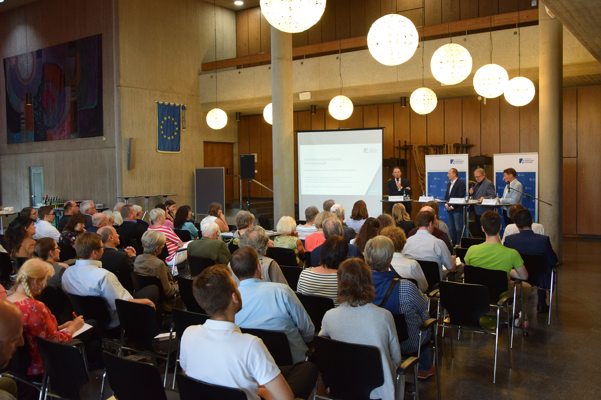 Oberkirchenrat Dr. Martin Kastrup, CDU-Bundestagsabgeordneter Marc Biadacz, SZ/BZ-Chefredakteur Jürgen Haar und Uwe Braun, Leiter Personal im Sindelfinger Mercedes-Werk (vorne von links) bei der gut besuchten Podiumsdiskussion im Sindelfinger Rathaus. Bild - z -