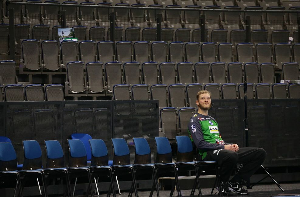 Ein trauriges Bild: Johannes Bitter, Torwart des Handball-Bundesligisten TVB Stuttgart, vor leeren Rängen.