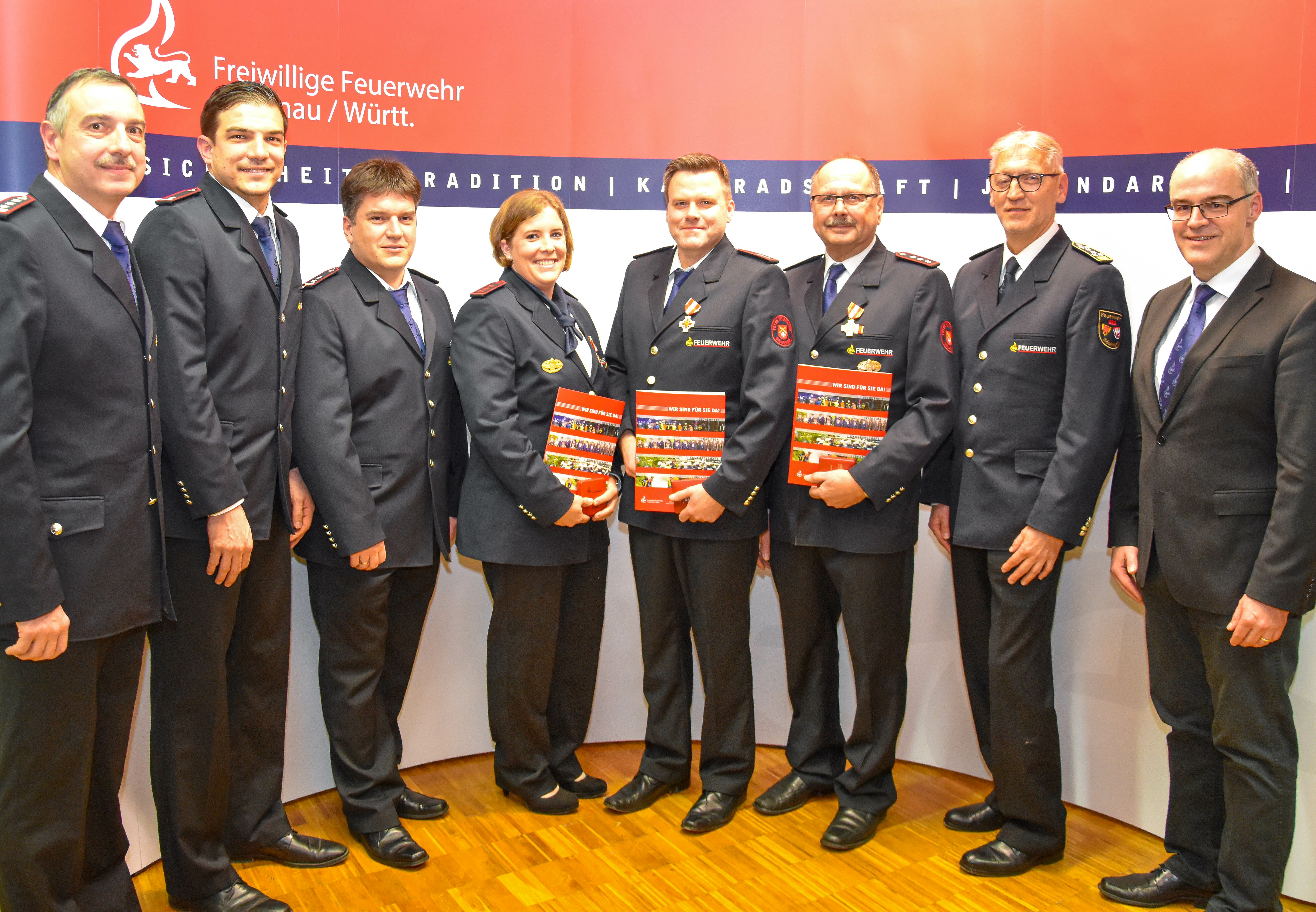 Die Jubilare der Feuerwehr Grafenau (Mitte von Links) Julia Meltsch (15 Jahre), Marko Schulz (25 Jahre) und Walter Stark (50 Jahre). Die Kommandanten Butsch, Roller und Eberle (links) sowie KBM-Vize Frech und Bürgermeister Thüringer gratulieren.