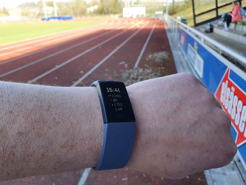 Strecke, Puls, Kalorien und mehr, alles auf der Armbanduhr: Solche Trainingsbegleiter wie hier im Maichinger Allmendstadion sind längst Standard. Für Professor Friedemann Schwenkreis ist das eher motivierende Spielerei, sportwissenschaftlich aber noch nicht aussagekräftig genug. Doch das könnte sich ändern.Bild: Wegner