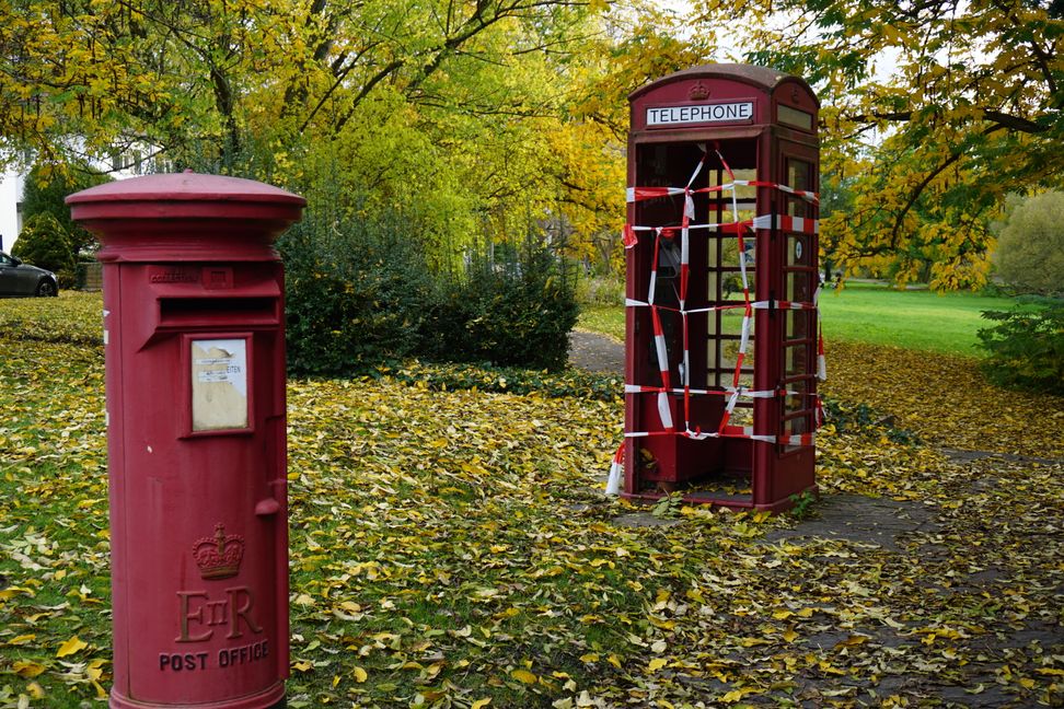 Die Telefonzelle im Dronfield-Park ist mal wieder mutwillig beschädigt worden. Bilder: z