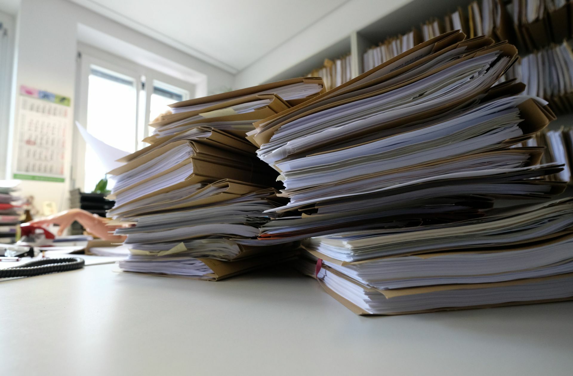 Papierberge in deutschen Amtsstuben –  Sinnbild für zu viel Bürokratie