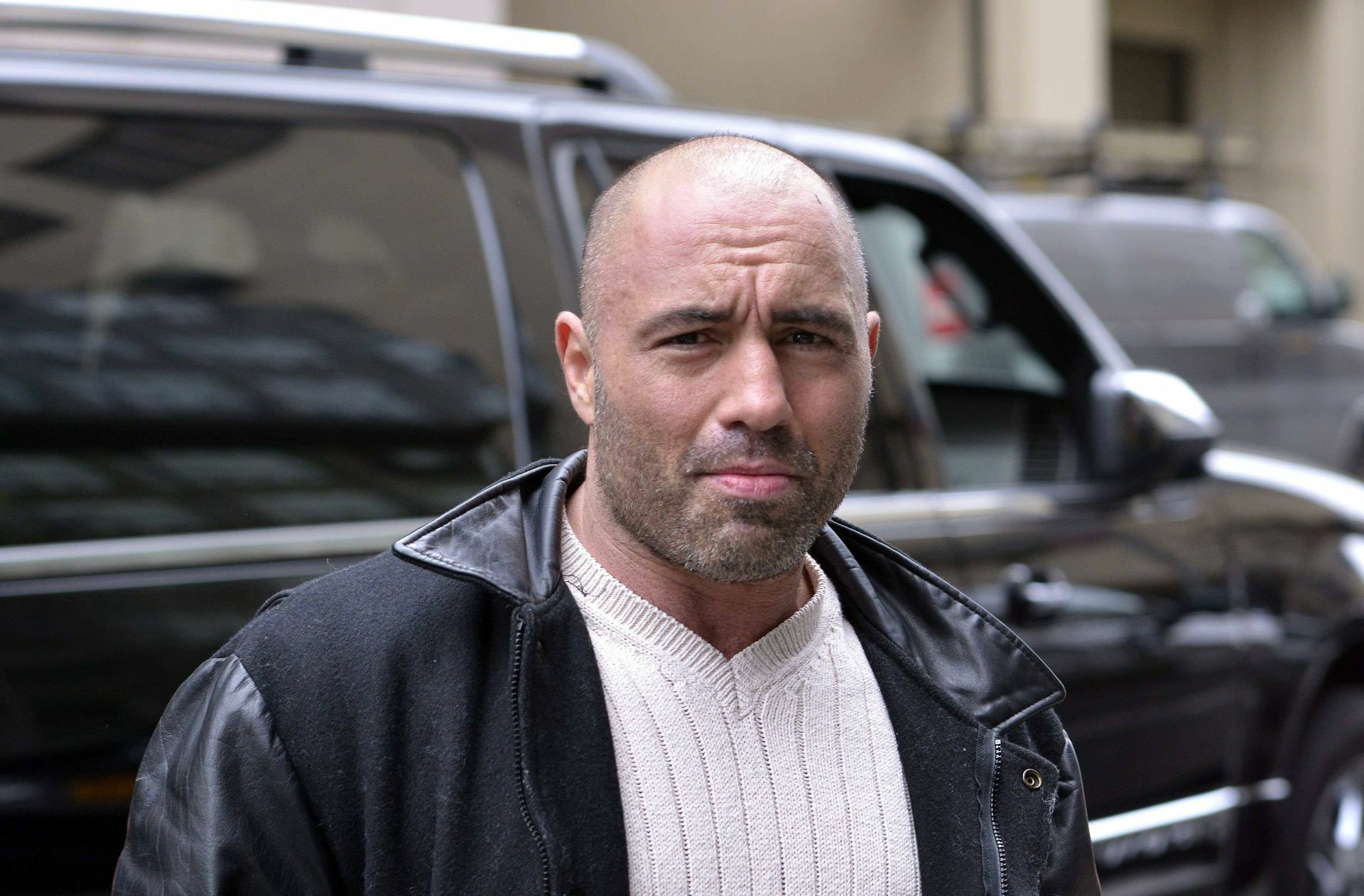 Joe Rogan wirkt  wie der Türsteher von nebenan, ist aber eine der wichtigsten öffentlichen Stimmen der USA,