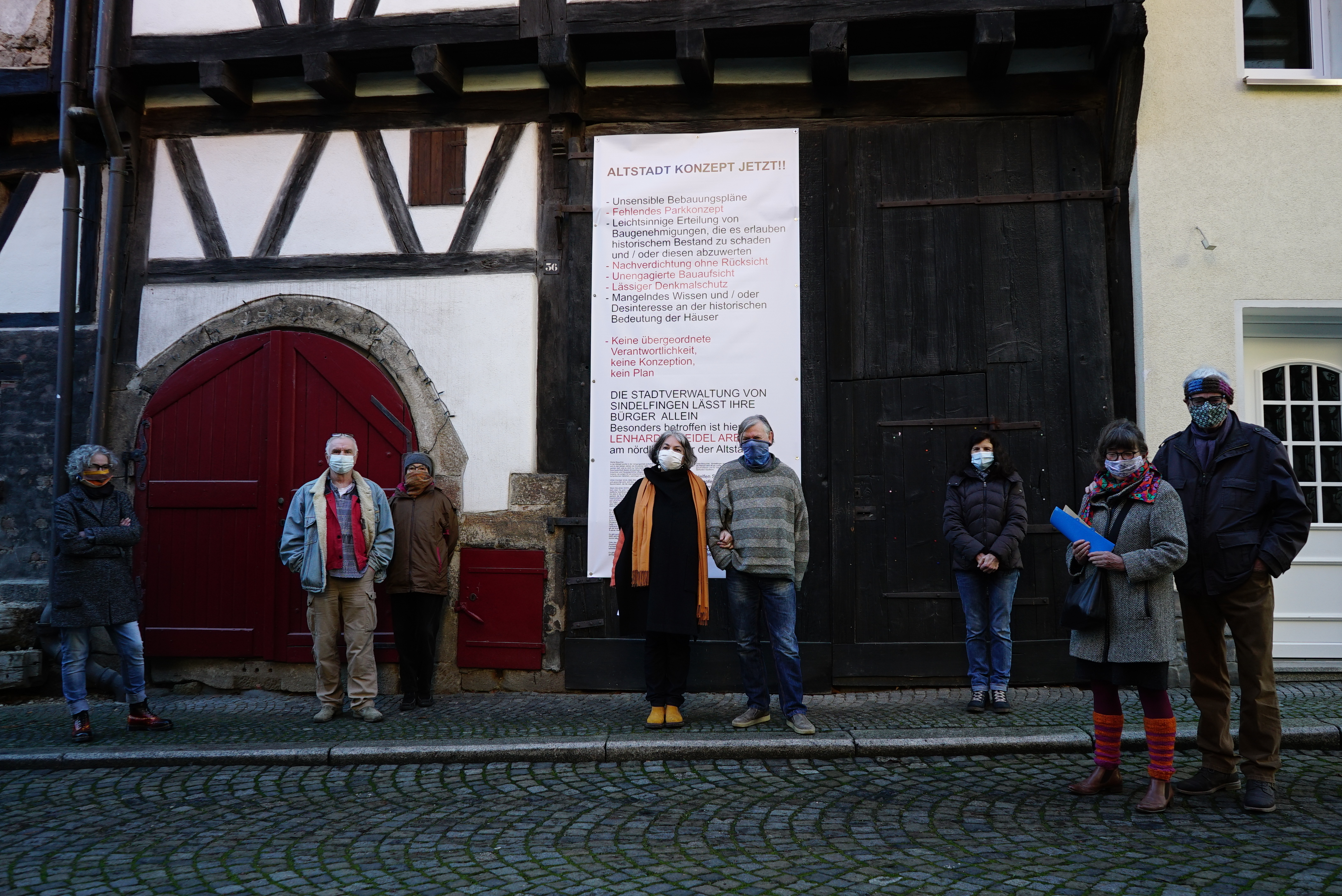 Vor dem Protestplakat (von links): Heidi Uppenthal, Alfred Hitschfel, Mechthild Kaluza, Sabina Hunger, Felix Sommer, Maria Gleixner, Annerose und Jürgen Wald.  Bild: Heiden
