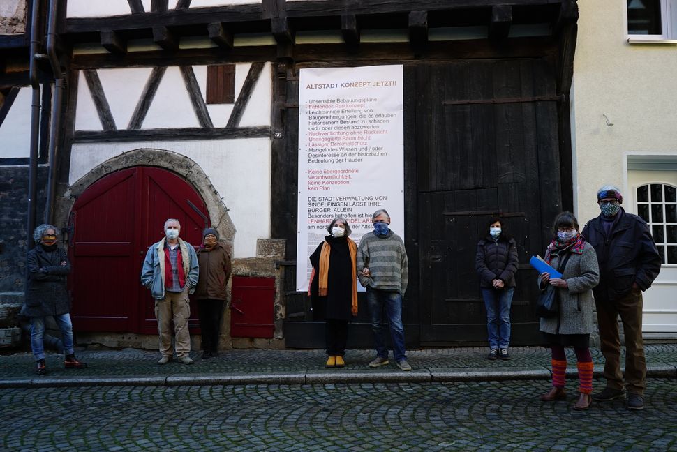 Vor dem Protestplakat (von links): Heidi Uppenthal, Alfred Hitschfel, Mechthild Kaluza, Sabina Hunger, Felix Sommer, Maria Gleixner, Annerose und Jürgen Wald.  Bild: Heiden