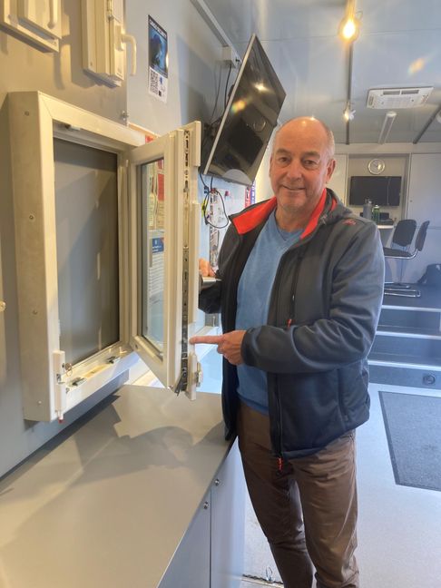 Detlef Langer erklärt, wie Fenster und Türen einbruchsicher gemacht werden können.