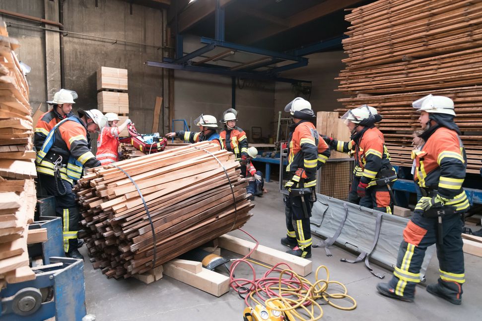 Zur Bergung eingeklemmter Persoenen wurden Hebekissen und Holzkeile eingesetzt. Bild: Nüßle