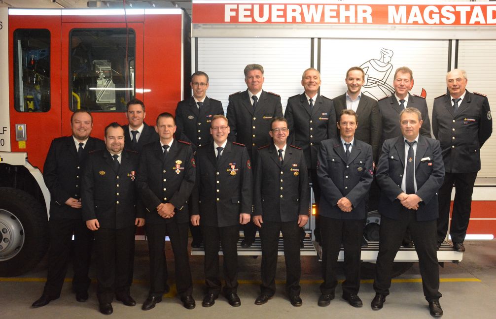 Ehrungen bei der Feuerwehr Magstadt:  der 2. stellvertretende Kommandant Steffen Breitmeyer,  Kreisverbandsvorsitzender Markus Priesching, stellvertretender Kommandant Hans-Peter Oerthle, Bürgermeister Florian Glock, Kommandant Jürgen Stäbler, Hans-Peter Leichtle (hintere Reihe von links), Patrick Mohr, Marco Gund, Ralf Steegmüller, Olaf Beuttler, Erik Stähle, Michael Wähner, Wolfgang Krauter, Harald Kohler (vorne von links).