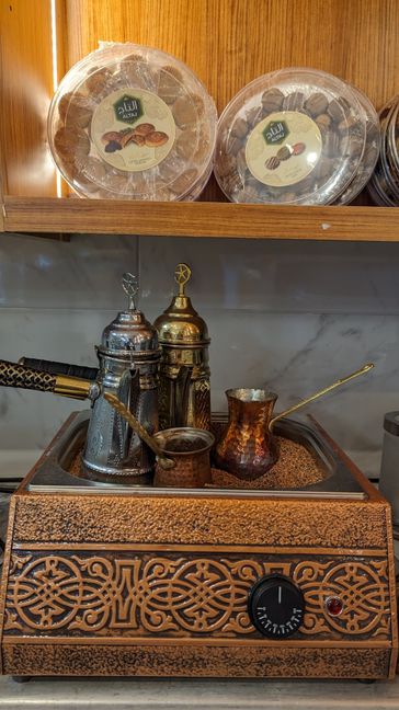 Der arabische Kaffee gehört einfach dazu.  Bild: z