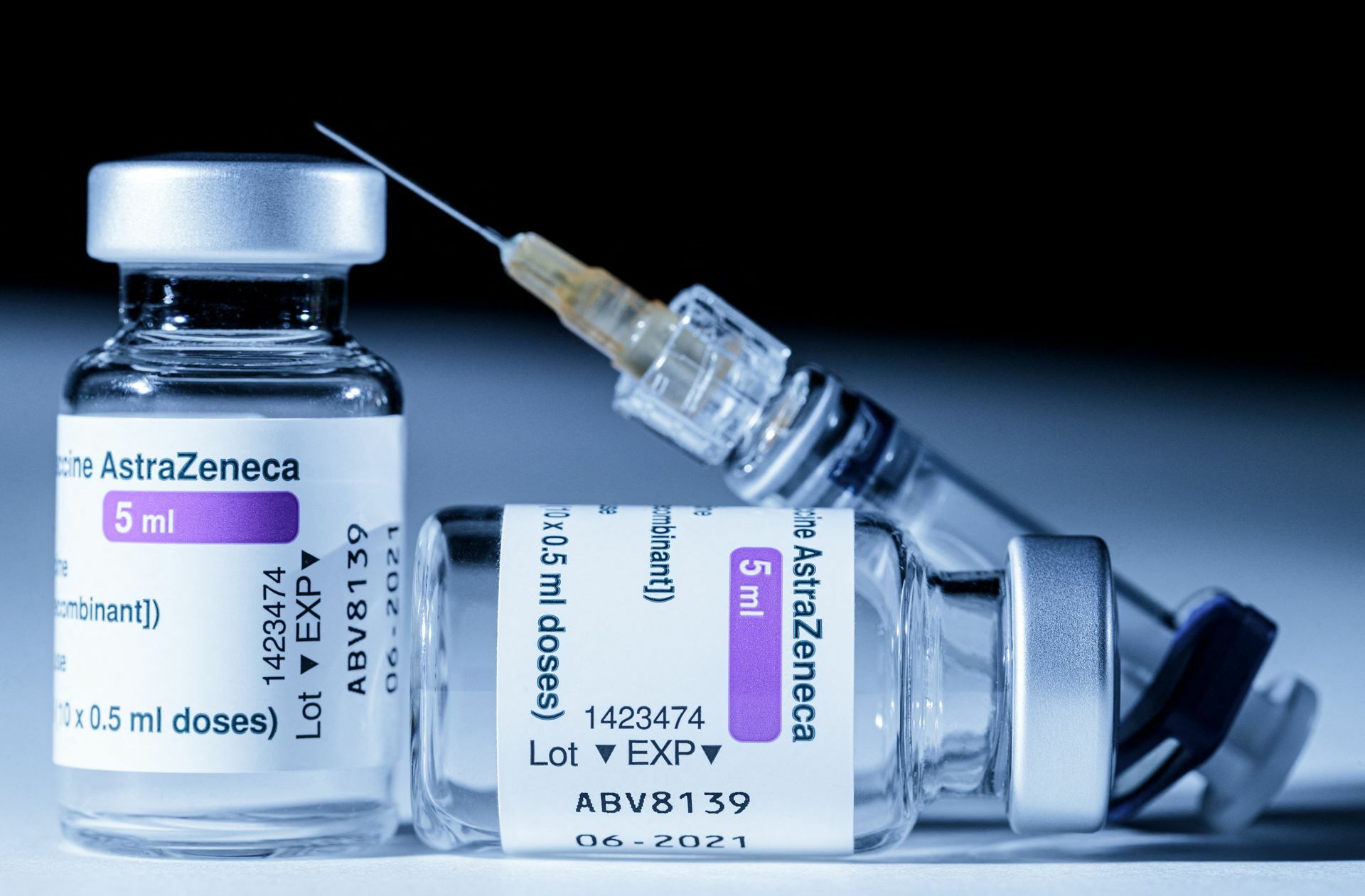 Als Folge aus den  Todesfällen wird der Beipackzettel des Impfstoffs Astrazeneca entsprechend angepasst. Dort wird künftig eine Warnung stehen. Foto: AFP/Joel Saget