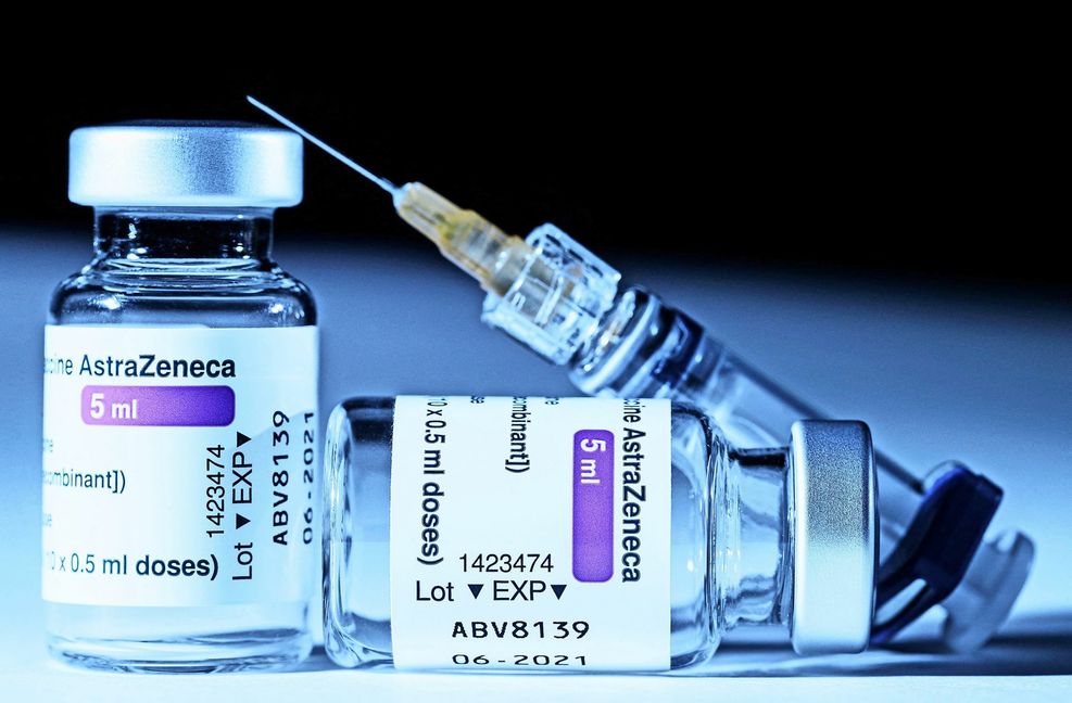 Als Folge aus den  Todesfällen wird der Beipackzettel des Impfstoffs Astrazeneca entsprechend angepasst. Dort wird künftig eine Warnung stehen. Foto: AFP/Joel Saget