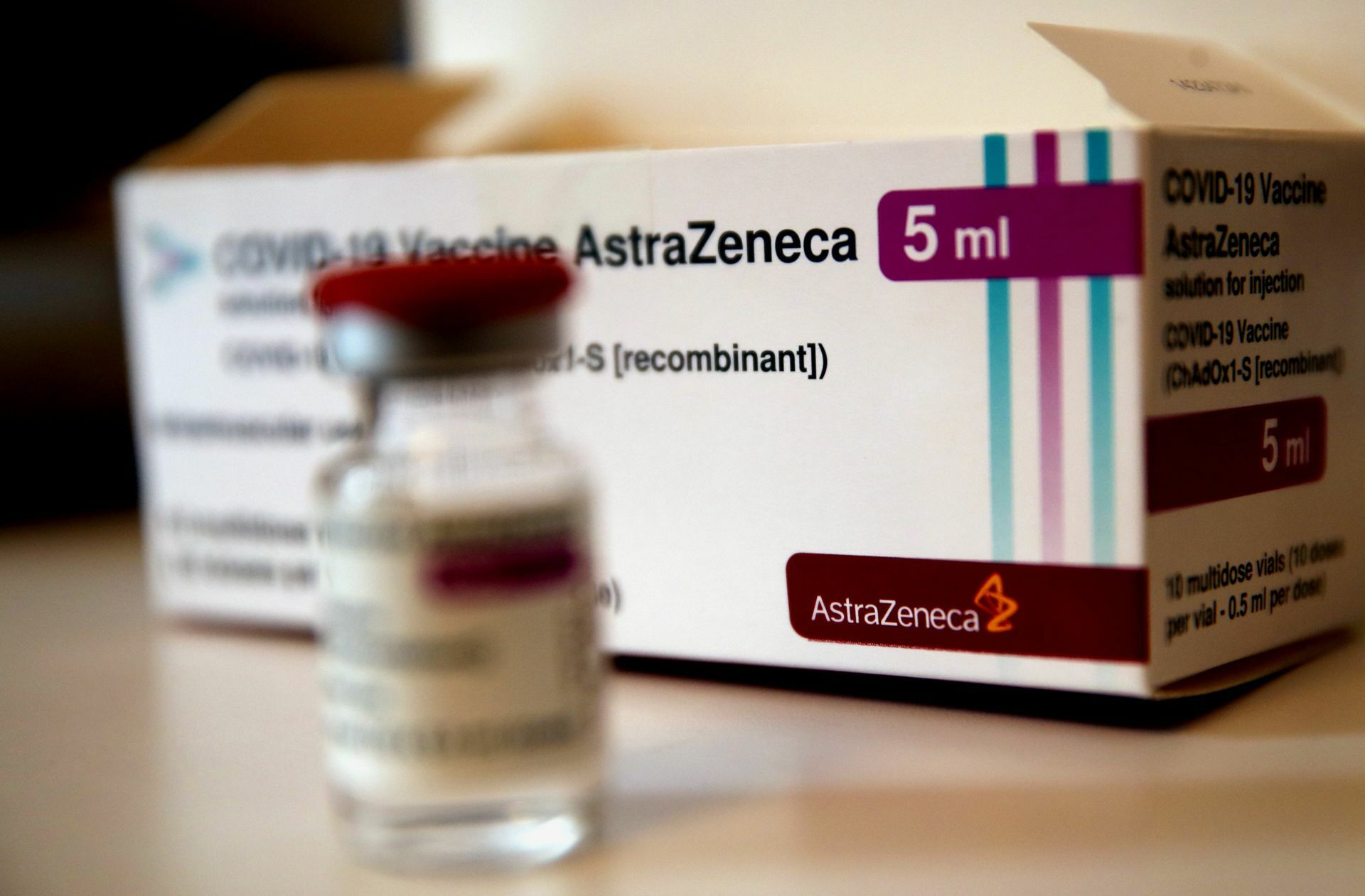 Als Folge aus den  Todesfällen wird der Beipackzettel des Impfstoffs Astrazeneca entsprechend angepasst. Dort wird künftig eine Warnung stehen. Foto: dpa/Christophe Ena