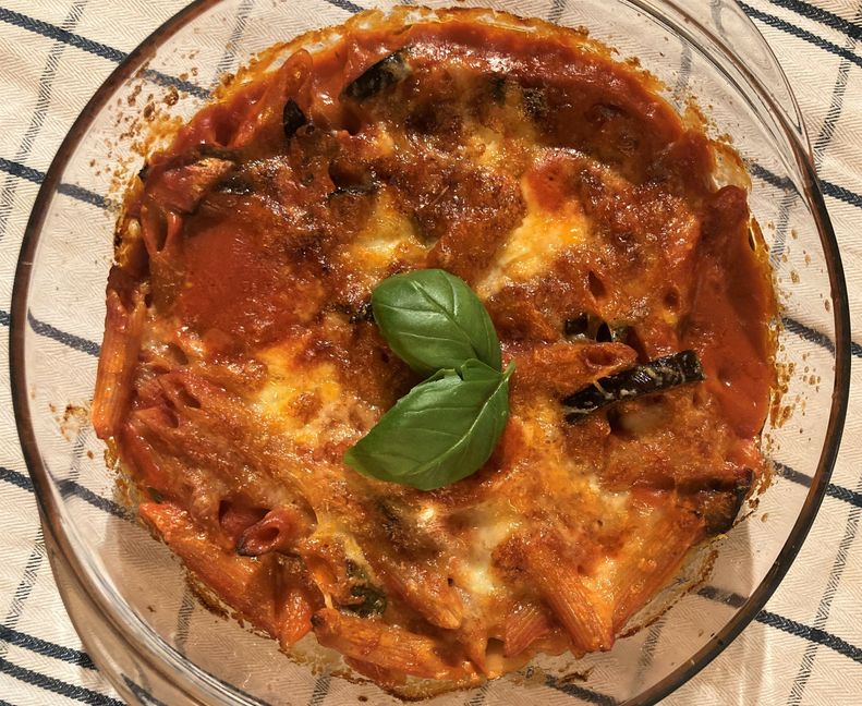 Überbackene Aubergingen-Pasta: ein Fest für alle Sinne. Bild: Jung