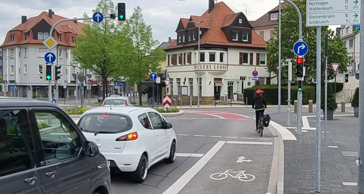 Der umgebaute und jetzt fahrradfreundlich gestaltete Elbenplatz hat mit dazu geführt, dass Böblingen beim ADFC-Fahrradklima-Test für den Punkt „Fahrradförderung in jüngster Zeit“ die ordentliche Note 2,9 erhalten hat. Trotzdem zeigt das Ergebnis der Befragung, dass es nicht nur in Sindelfingen, sondern auch in Böblingen in Sachen Radverkehr noch einiges zu verbessern gibt. Bild: Hamann