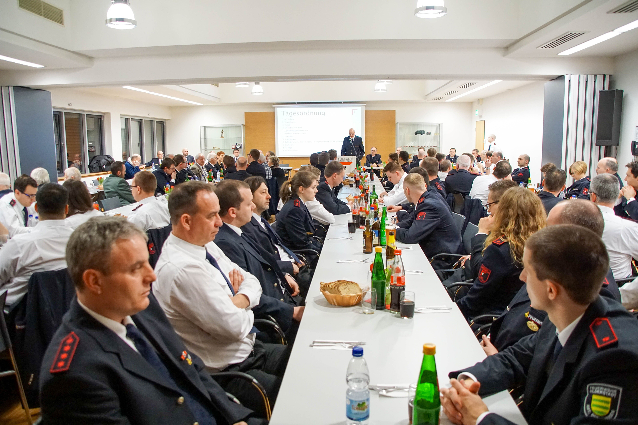 Die Freiwillige Feuerwehr Sindelfingen hat ein schweres Jahr hinter sich. Das wurde bei der Jahreshauptversammlung am Samstagabend deutlich.  Bilder: Dettenmeyer