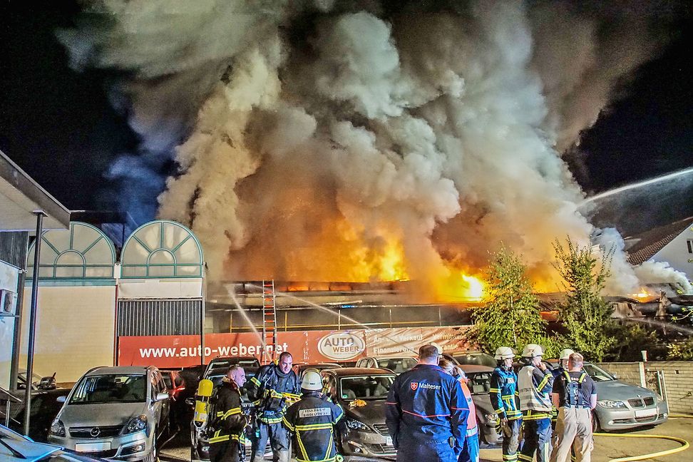 Der Brand im Darmsheimer Gewerbegebiet im letzten August war mindestens so gefährlich, wie es auf dem Bild aussieht.
