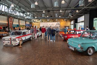 NSU-Firmengeschichte in der Legendenhalle der Motorworld lockt die Besucher an. Bild: Nüßle
