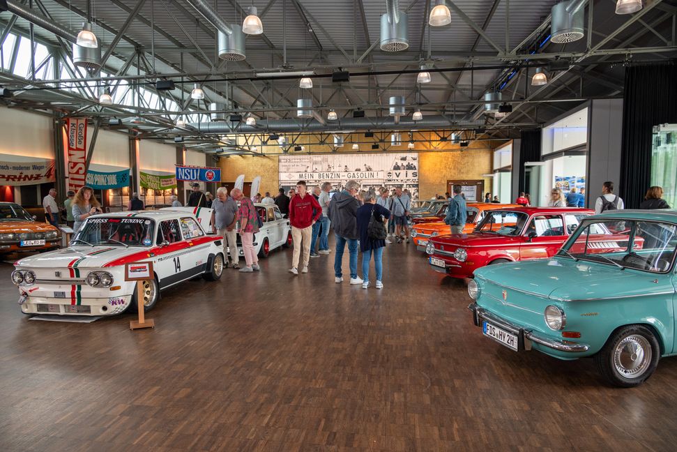 NSU-Firmengeschichte in der Legendenhalle der Motorworld lockt die Besucher an. Bild: Nüßle