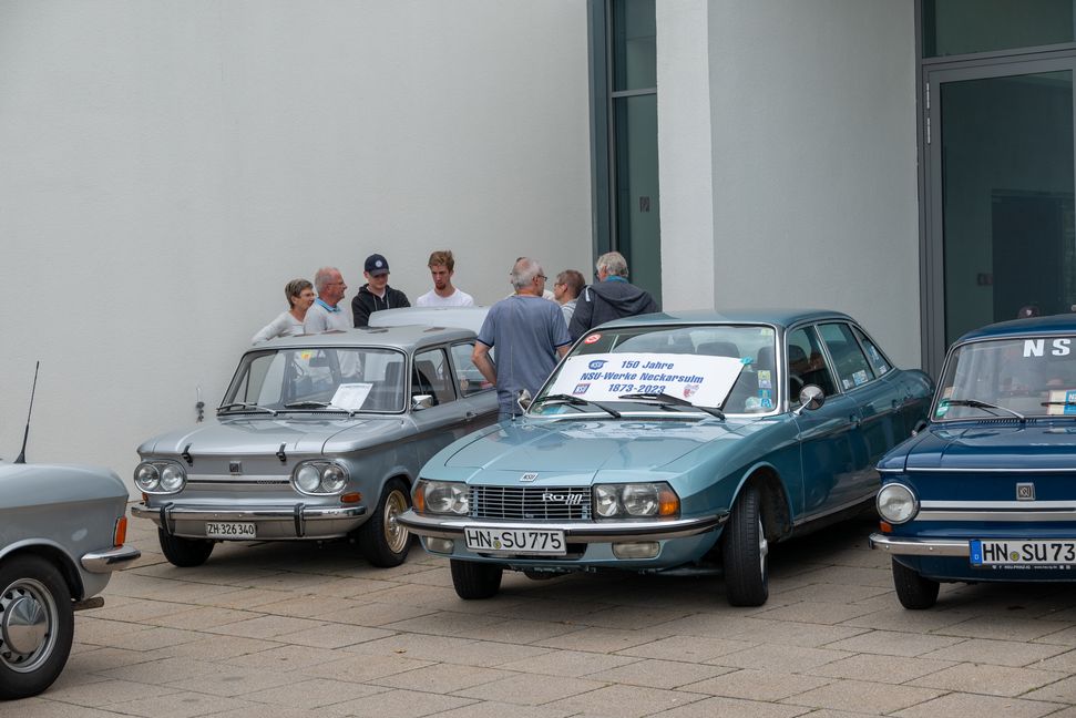 Der Austausch unter den Oldtimer-Fans gehört mit dazu. Bild: Nüßle