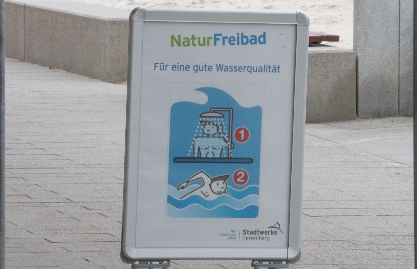 Statt noch bis zum 10. September darf das Naturbecken im Freibad nun in dieser Saison gar nicht mehr benutzt werden, aufgrund der vermehrten Verunreinigungen, deren Ursache unbekannt ist, die aber die Wasserqualität mindern.   Bild: Vecsey/A