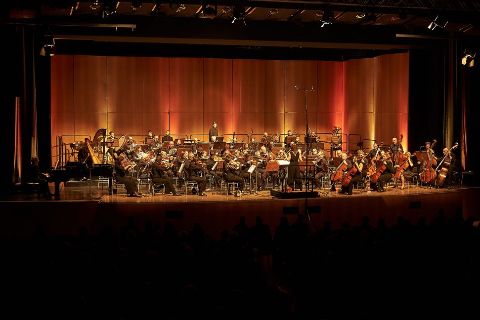 Das Sinfonieorchester Sindelfingen unter Leitung von Christina Krebs in der Stadthalle. Heiden