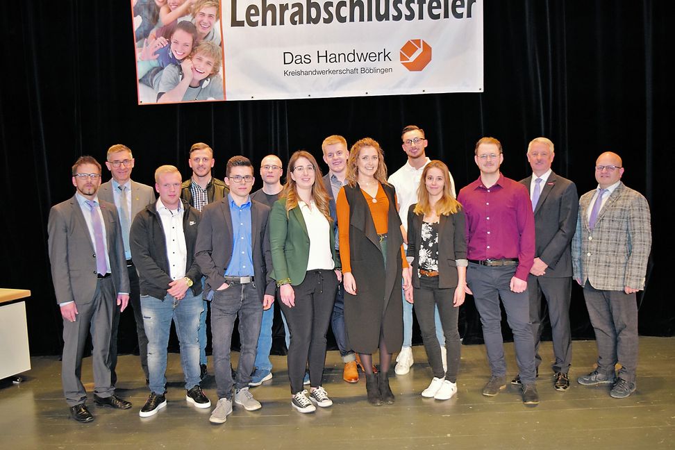 Ehre, wem Ehre gebührt (von links): der stellvertretende Kreishandwerksmeister Hartmut Nietsch, stellvertretender Obermeister Elektro-Innung Böblingen, Joachim Herbst; Moritz Lahrsow, Soner Kalkan, Felix Steinerbrunner, Nikolas Kaufmann, Jessica Kiersch, Paul Menschick, Chiara Waidelich, Adrian Musa, Valene Schöpp, Florian Baldino, Kreishandwerksmeister Wolfgang Gastel und Geschäftsführer Thomas Wagner. Bild: Krauter