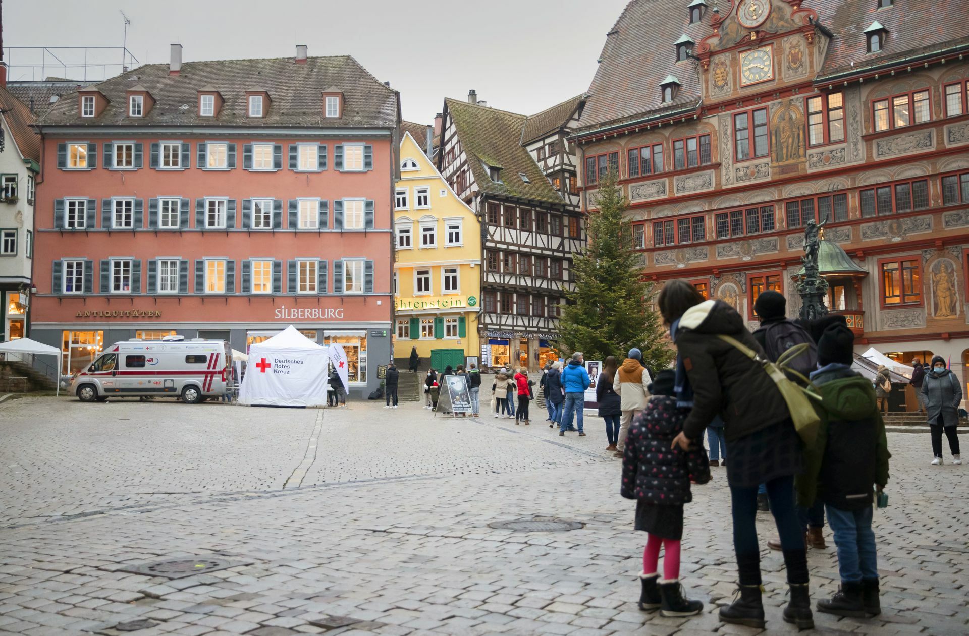 Seit vier Wochen läuft die kostenlose  Testaktion auf dem Tübinger Marktplatz. Dort sind die Schlangen an manchen Tagen lang. Foto: dpa/Tom Weller