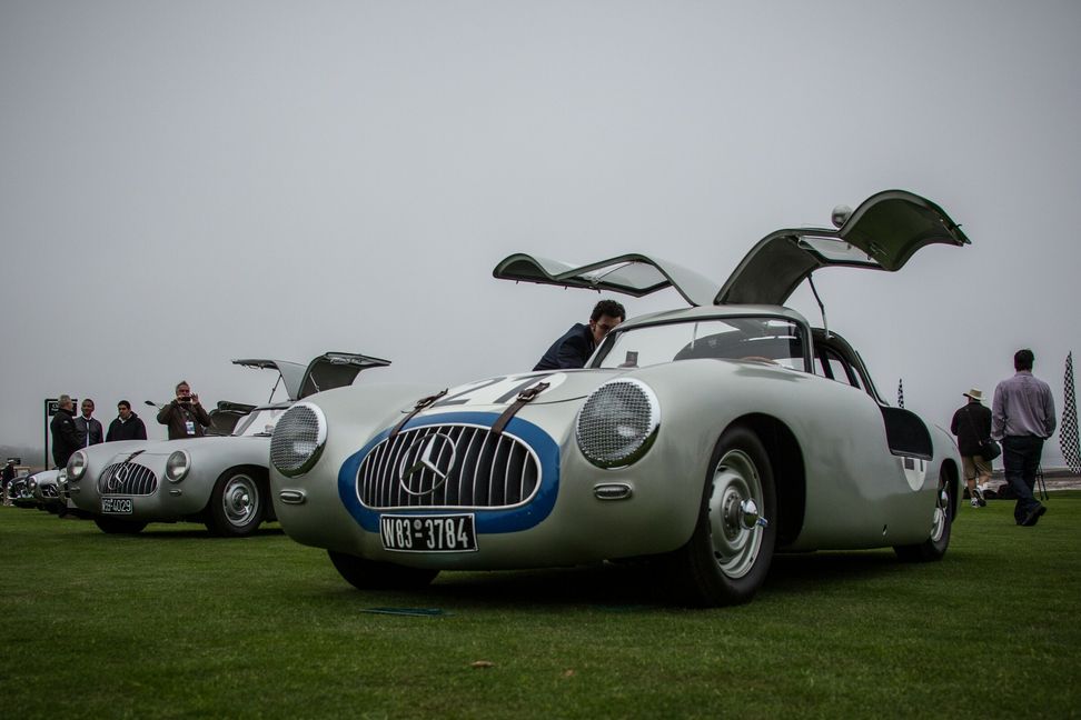 Mercedes-Benz 300 SL Rennsportwagen (W 194) aus dem Jahr 1952. Dahinter der gleiche Typ, jedoch mit den ursprünglichen, kleineren Flügeltüren. Exterieurfoto von links vorn. Monterey Car Week in Pebble Beach, 2012. (Fotosignatur der Mercedes-Benz Classic Archive: D125817)
Mercedes-Benz 300 SL racing sports car (W 194) from the year 1952. Behind it is the same model, but with the original, smaller gullwing doors. Exterior photo from front left. Monterey Car Week in Pebble Beach, 2012. (Photo signature in the Mercedes-Benz Classic archive: D125817)
 MediaPortal Daimler AG