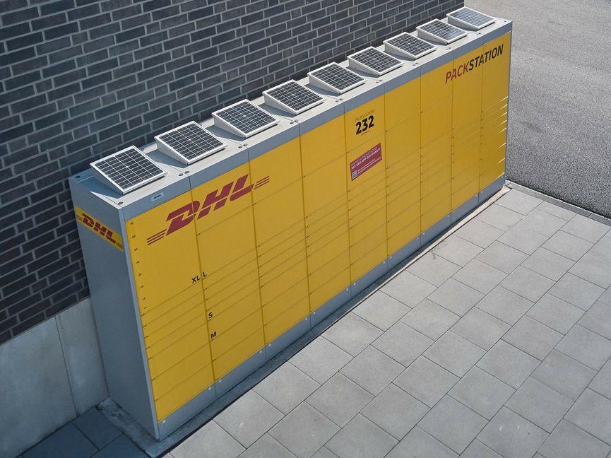 Die neue Packstation in Aldorf wird mit Solarenergie betrieben. Bild: z