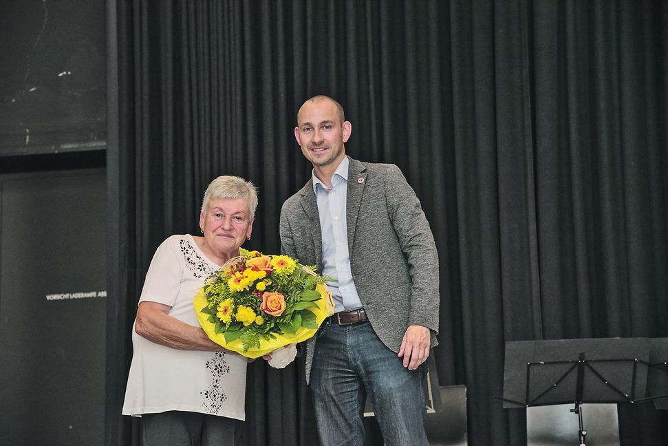 Böblingens Oberbürgermeister Dr. Stefan Belz gratuliert Anny Hätinger zum 40-jährigen Bestehen der Amsel-Kontaktgruppe Böblingen/Sindelfingen. Bild: Nüßle