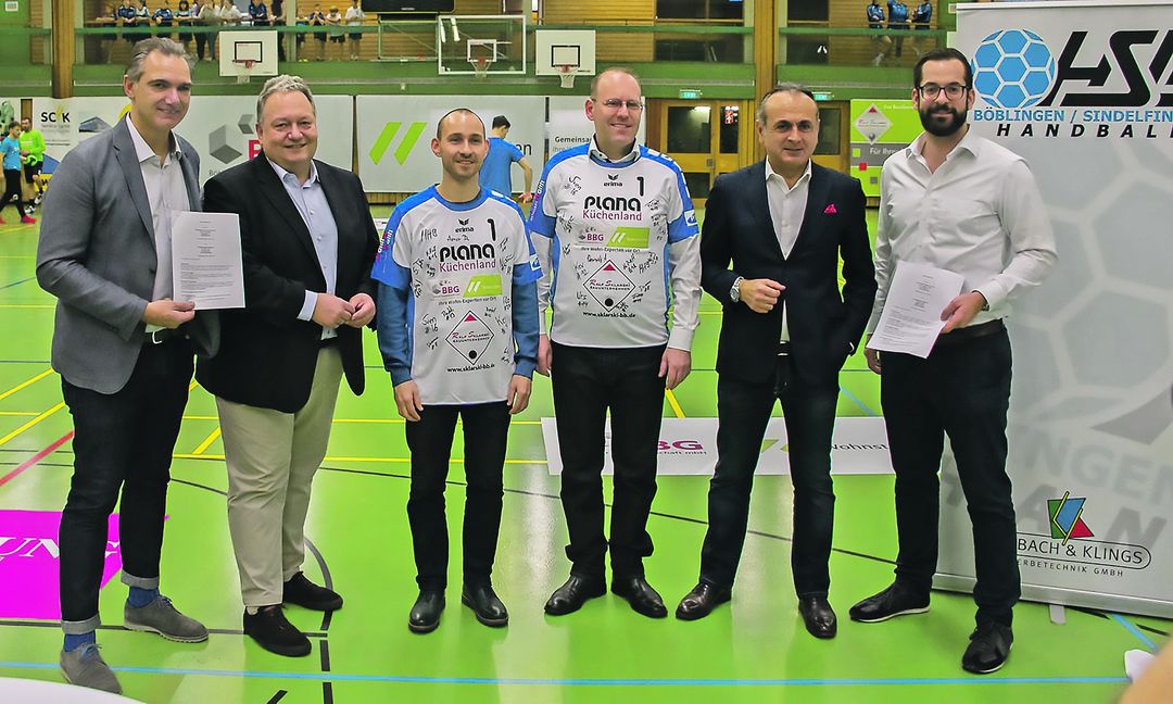 Trikot-Präsentation: Ralf Maurer (HSG), BBG-Geschäftsführer Rainer Ganske, Böblingens Oberbürgermeister Dr. Stefan Belz, sein Sindelfinger Amtskollege Dr. Bernd Vöhringer, Georgios Tsomidis (Geschäftsführer Sindelfinger Wohnstätten und Fabian Pirscke (Abteilungsleiter VfL Sindelfingen/von links). Bild: z