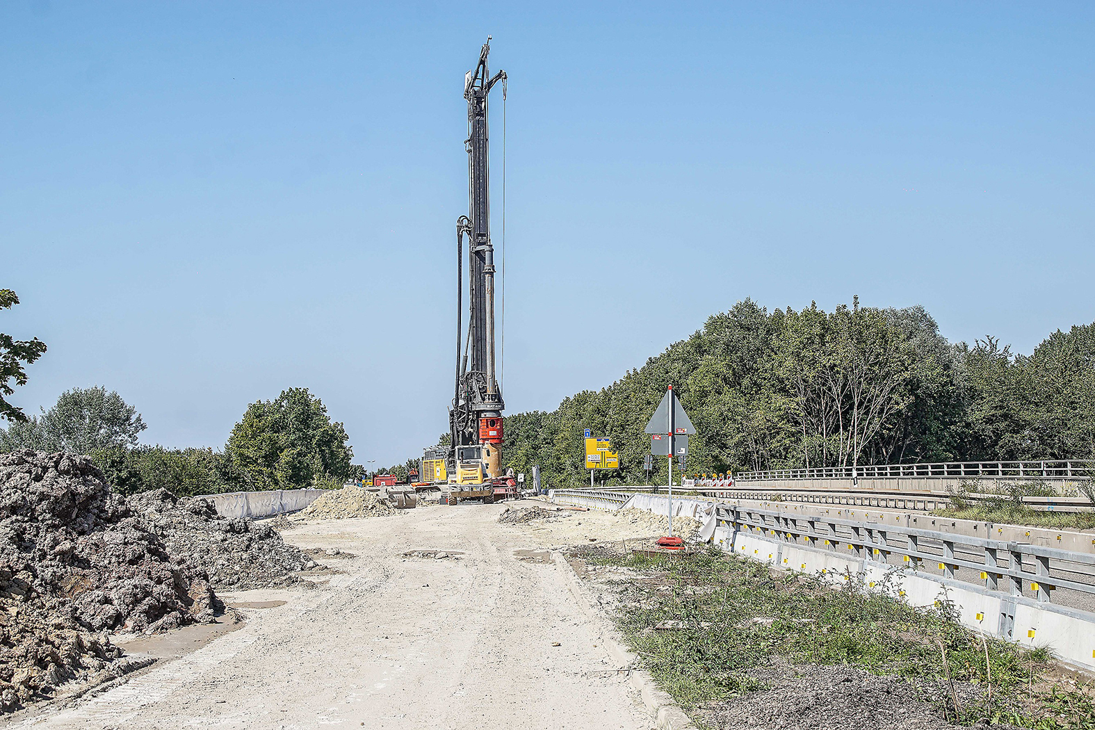 Die Vorbereitungen für den Abriss des südlichen Teils der Brücke in der Böblinger Straße am Daimler-Knoten sind fast abgeschlossen. Nach den Sommerferien sollen an einem Wochenende unter Vollsperrung der darunter verlaufenden Autobahn die Abrissarbeiten durchgeführt werden. Bild: Dettenmeyer