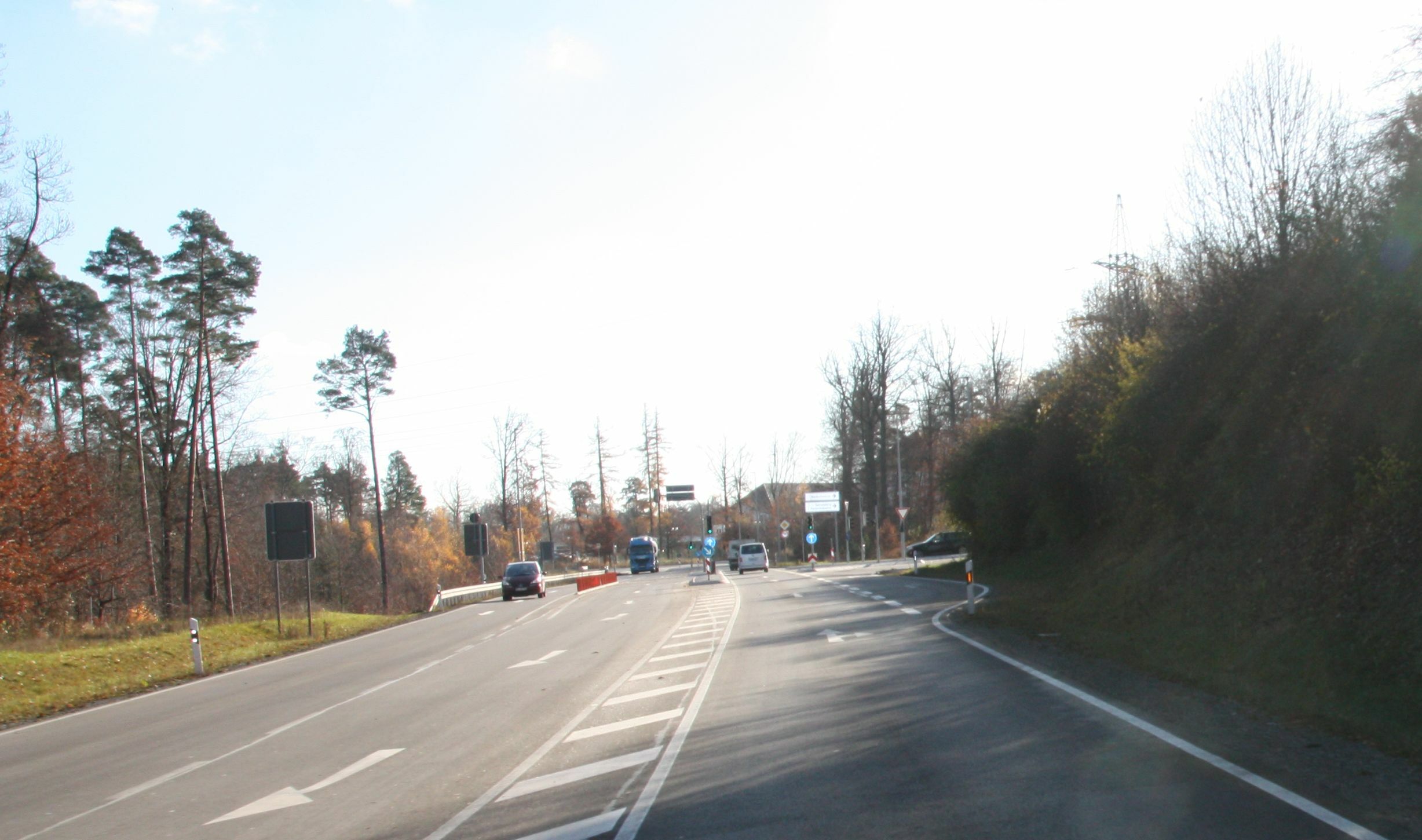 Den Herdweg-Knoten an der Einfahrt zur Panzerkaserne haben die Verkehrsstrategen des Landkreises als Hauptursache für die Verkehrsprobleme zwischen Thermalbad-Kreuzung und Schönaich ausgemacht.	Bild: Jung