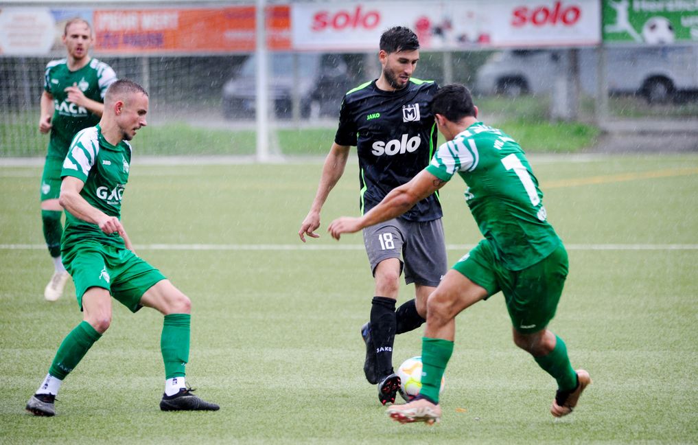 Maichingens Ugur Korkmaz nimmt es gleich mit Herrenbergs Marvin Kennke (rechts) und Heinrich Vegelin auf. Bild: Photostampe