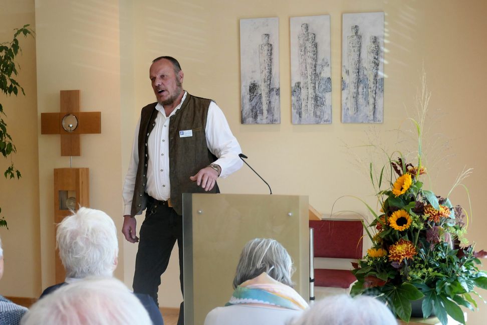 Andreas Maurer von der Bestattungsfirma Göpper + Maurer erklärte beim Tag der offenen Tür, worin die Arbeit der Bestatter besteht. Und was man am besten zu Lebzeiten selbst regeln sollte.       Bild: Lück