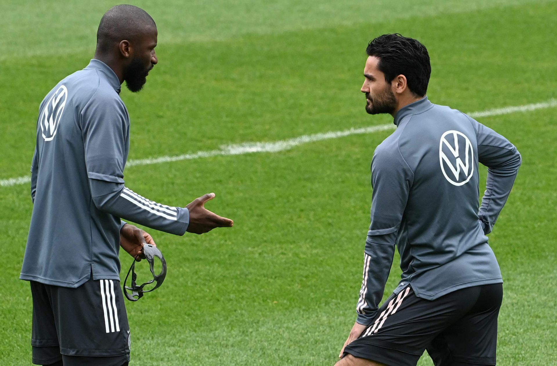 Kürzlich Kontrahenten im Finale der Champions League, nun gemeinsam beim DFB-Team: Antonio Rüdiger (li.) und Ilkay Gündogan.
 Foto: AFP/Christof Stache