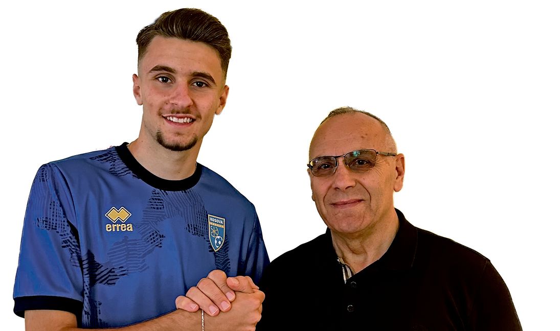 Eliot Bujupi in Kosovos Nationaltrikot mit dem kosovarischen Verbandspräsidenten Agim Ademi.
Bild: z