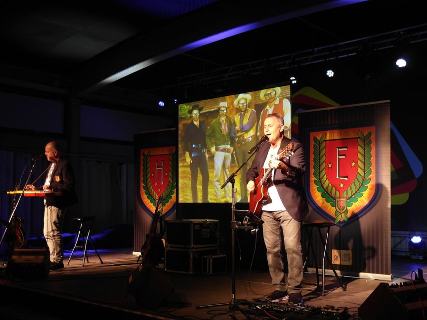 Seit der zweiten Auflage im Jahr 1998 sind die schwäbischen Mundart-Liedermacher und Comedians Heiner Reiff (links) und Ernst Mantel jedes Mal bei der städtischen Böblinger Veranstaltungsreihe „Sommer am See“ aufgetreten und haben auch diesmal als das Duo „Ernst und Heinrich“ über 100 Zuschauerinnen und Zuschauer in der Alten TÜV-Halle mit ihrem Programm  „Schwäbisch international“ begeistert. Bild: Staber