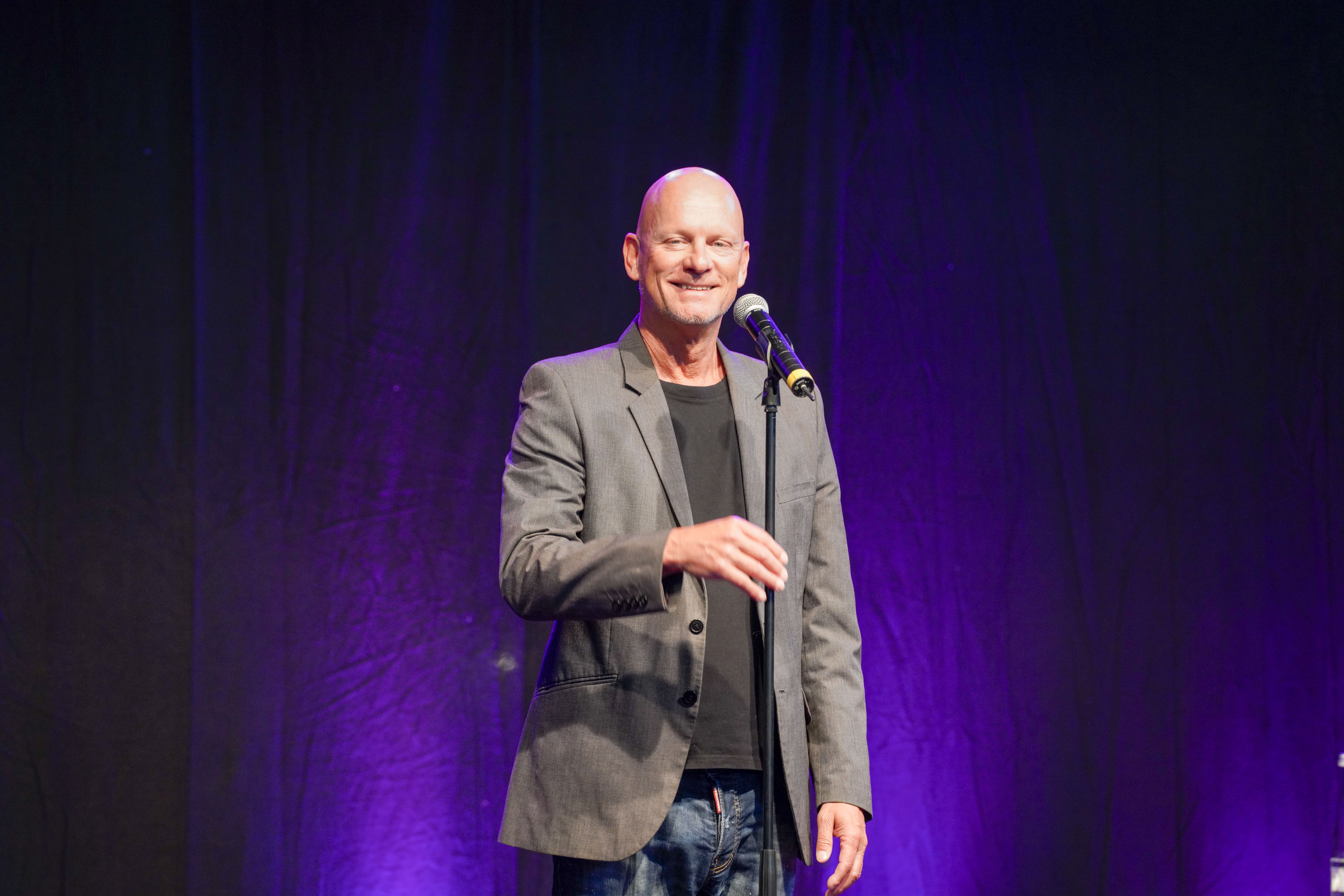 Comedian Rüdiger Hoffmann bei seinem Auftritt im Indoor-Freizeitpark Sensapolis auf dem Flugfeld.   Bild: Dettenmeyer