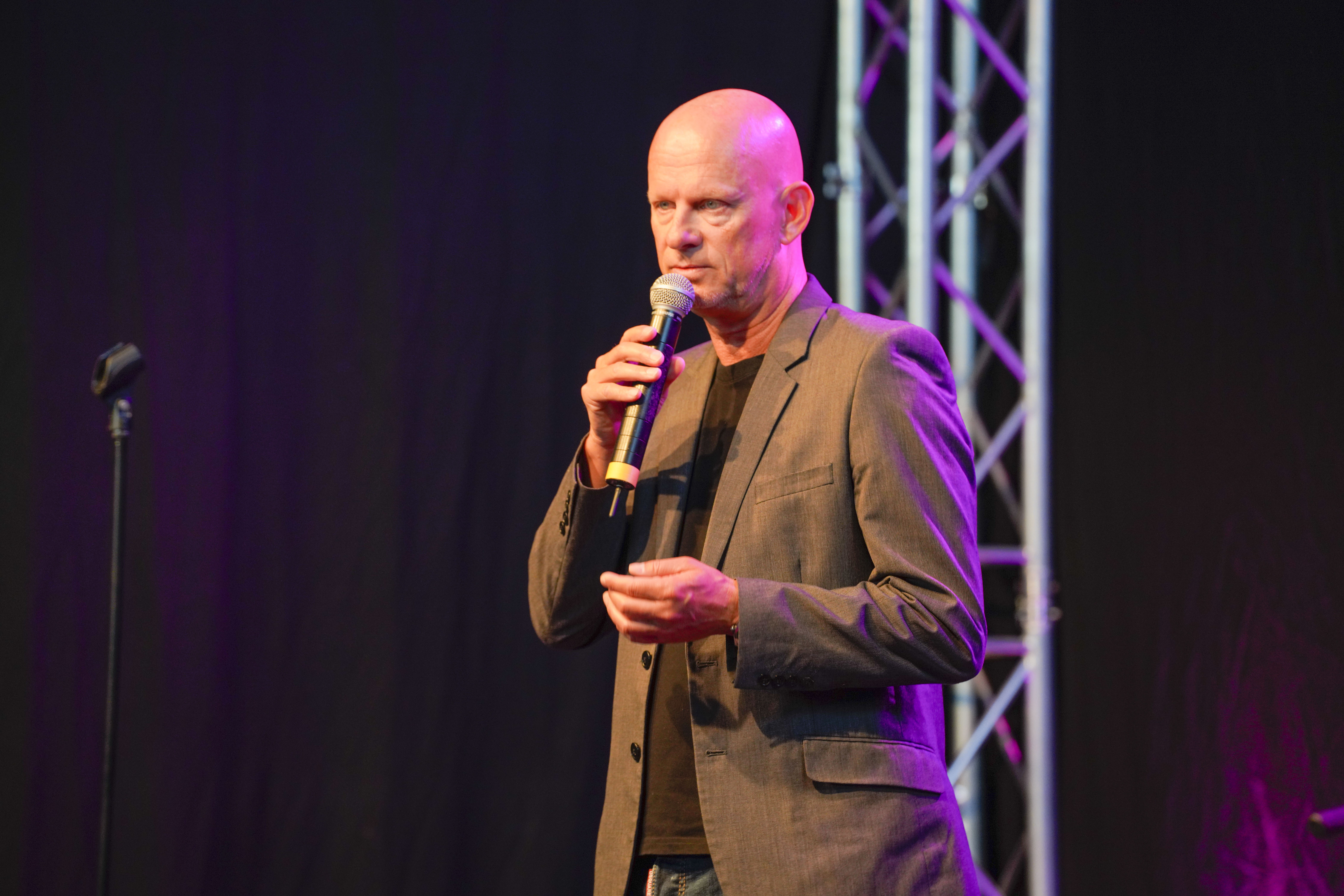 Comedian Rüdiger Hoffmann bei seinem Auftritt im Indoor-Freizeitpark Sensapolis auf dem Flugfeld.   Bild: Dettenmeyer