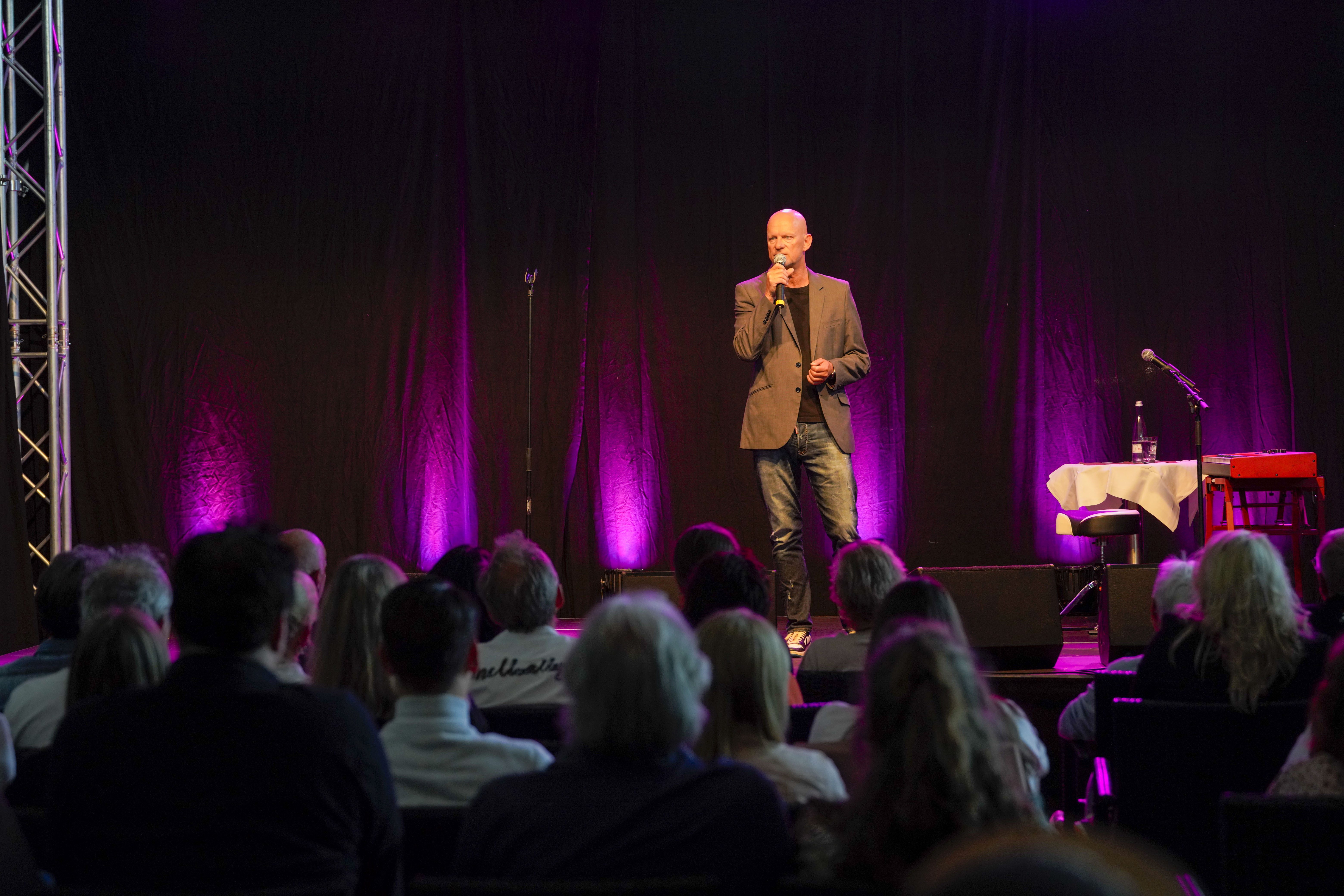 Comedian Rüdiger Hoffmann bei seinem Auftritt im Indoor-Freizeitpark Sensapolis auf dem Flugfeld.   Bild: Dettenmeyer