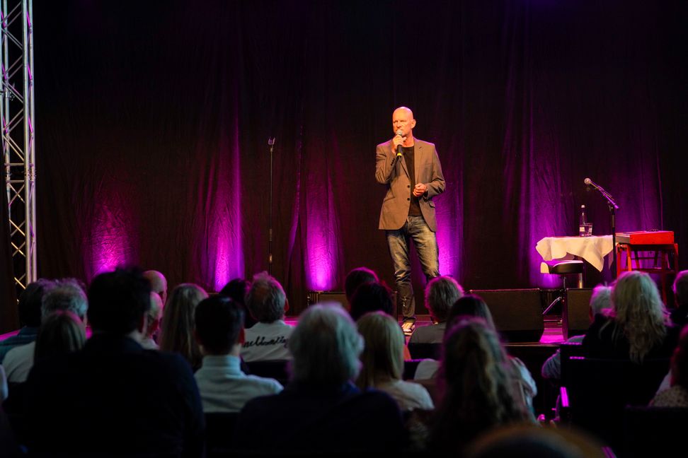 Comedian Rüdiger Hoffmann bei seinem Auftritt im Indoor-Freizeitpark Sensapolis auf dem Flugfeld.   Bild: Dettenmeyer