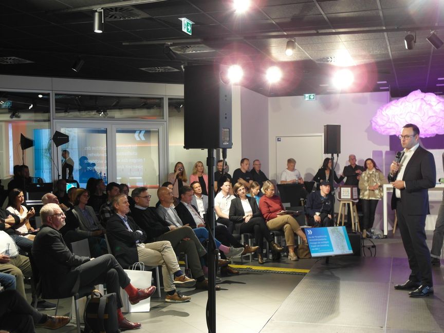 Ehningens Bürgermeister Lukas Rosengrün hat bei der Auftaktveranstaltung der zwölften Auflage der "Businesswochen für die Region BB" in den Räumen des Böblinger IT-Unternehmens DXC Technology davon berichtet, wie kommunale Verwaltungen die Bürgerschaft bei Veränderungsprozessen mitnehmen können.   Bild: Staber